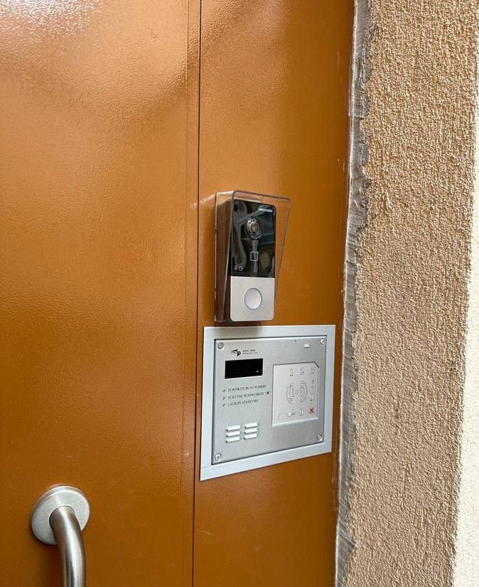 Telefonspynės įrengimas: išorinio bloko montavimas prie įėjimo