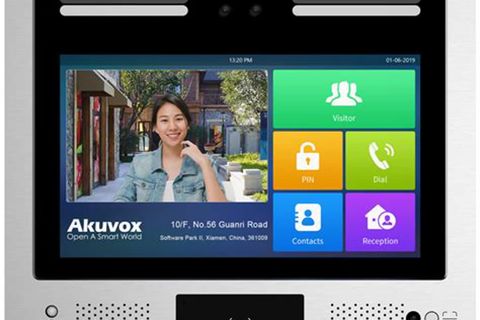 Akuvox vaizdo telefonspynė ant namo durų