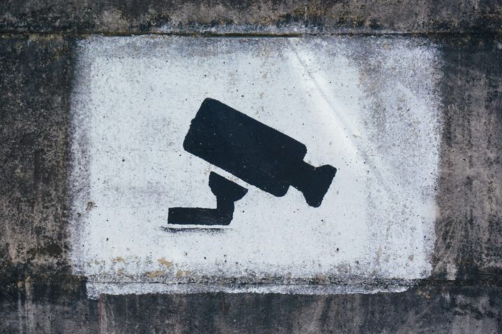 Vaizdo stebėjimo kamera ant sienos