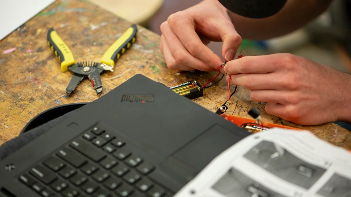 Techniknas montuoja apsaugos sistemą