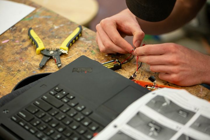 Techniknas montuoja apsaugos sistemą